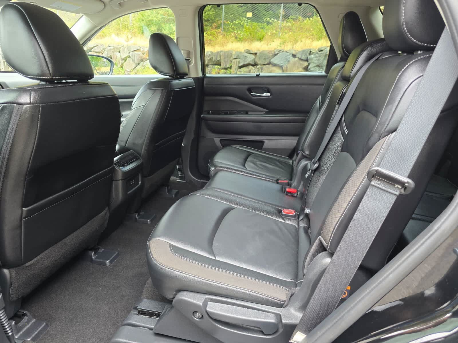 Used 2023 Nissan Pathfinder SL AWD/4WD image 18