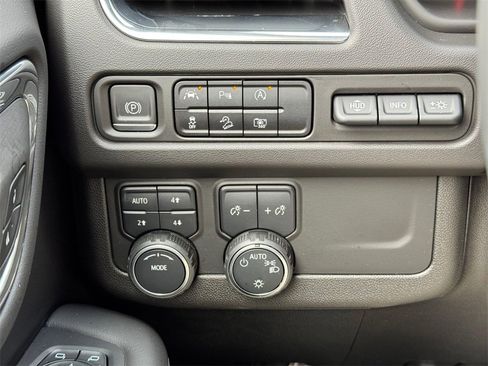 Used 2023 Chevrolet Suburban Premier image 31