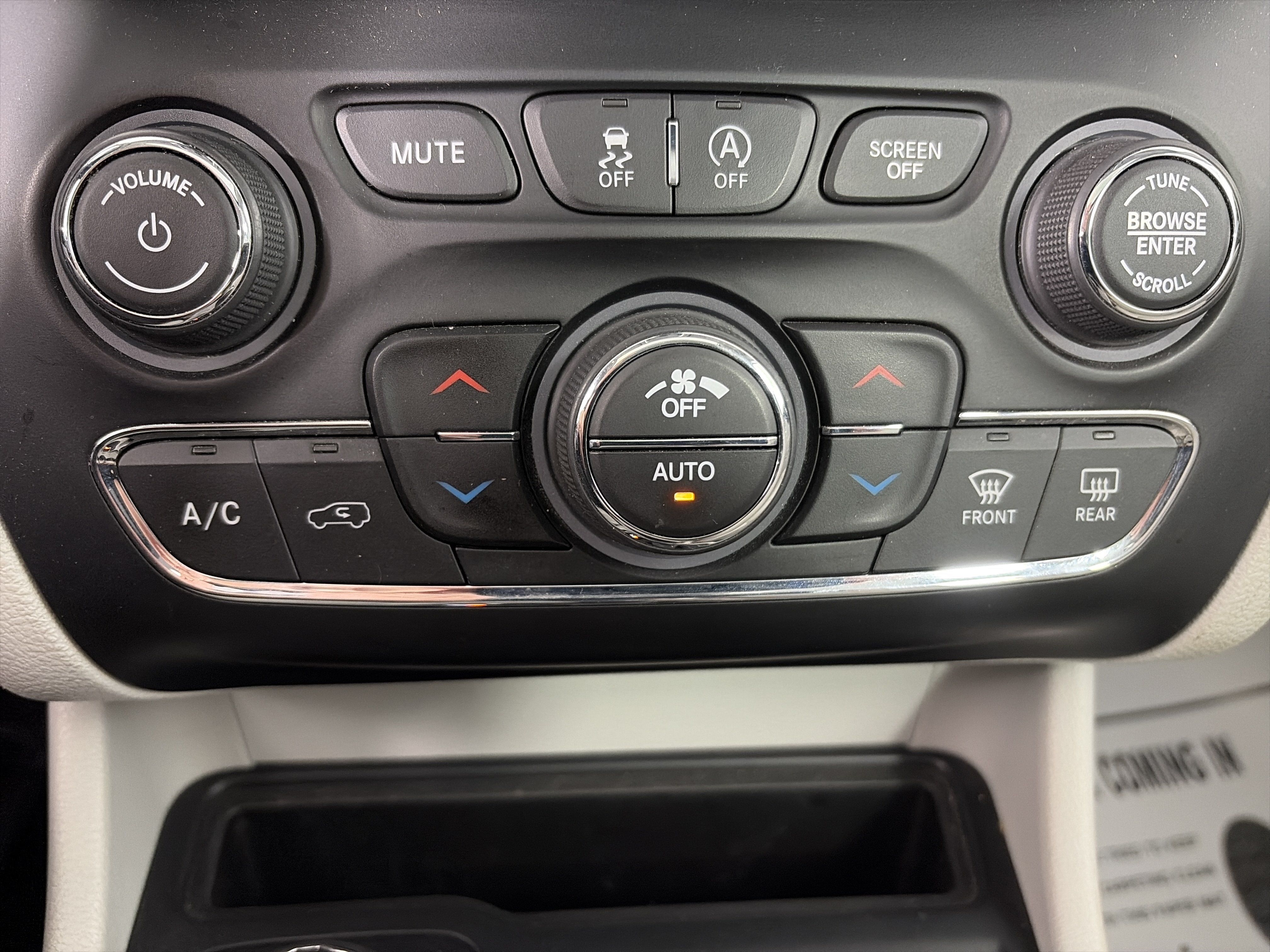 Used 2019 Jeep Cherokee Limited w/ Luxury Group AWD/4WD image 28