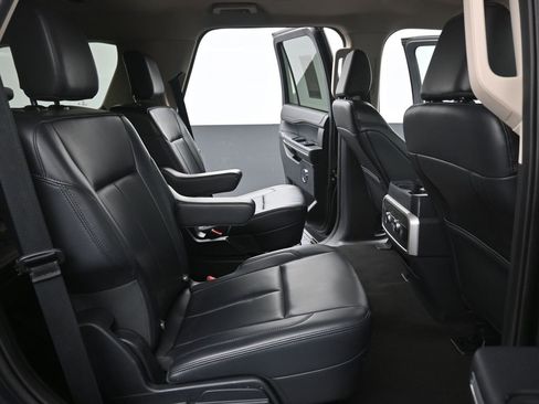 Certified 2024 Ford Expedition XLT image 10