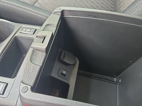 Used 2018 Nissan Rogue SV w/ Premium Package FWD image 28