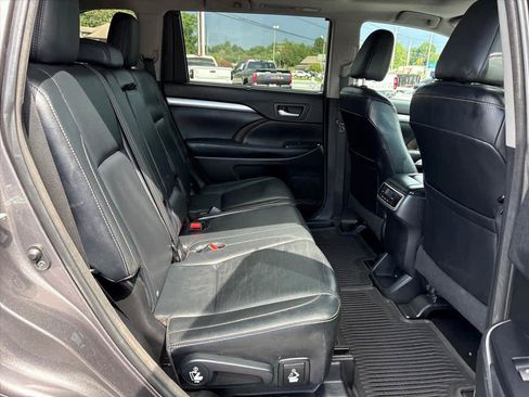 Used 2016 Toyota Highlander XLE FWD image 6