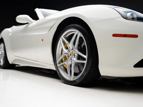 Used 2015 Ferrari California T RWD image 86