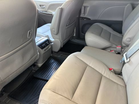 Used 2020 Toyota Sienna XLE w/ XLE Navigation Package FWD image 12