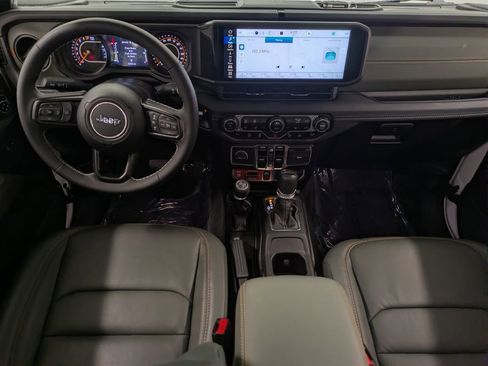 Used 2025 Jeep Gladiator Mojave AWD/4WD image 24