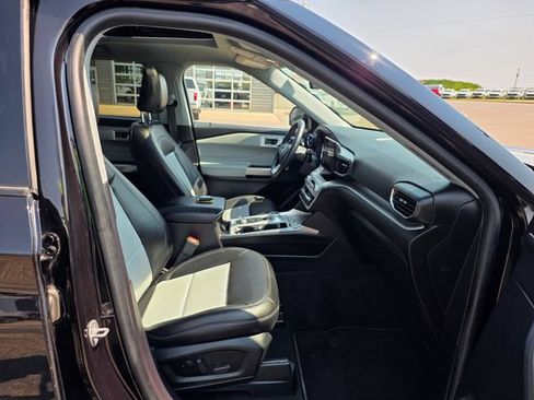 Used 2022 Ford Explorer XLT w/ Equipment Group 202A AWD/4WD image 16