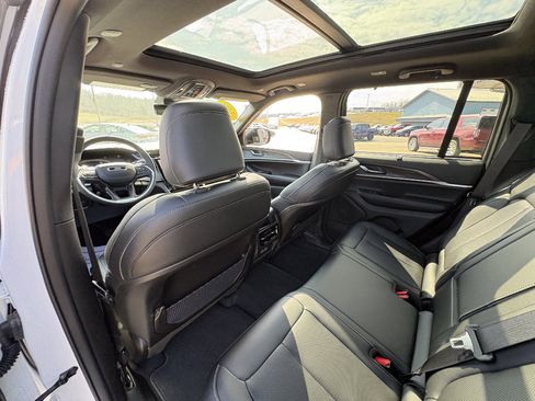 Used 2025 Jeep Grand Cherokee Limited w/ Luxury Tech Group II image 19