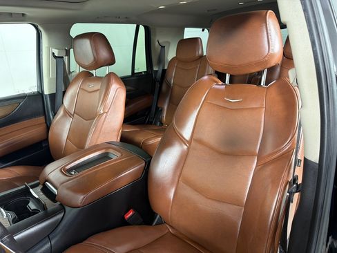 Used 2018 Cadillac Escalade Luxury AWD/4WD image 13