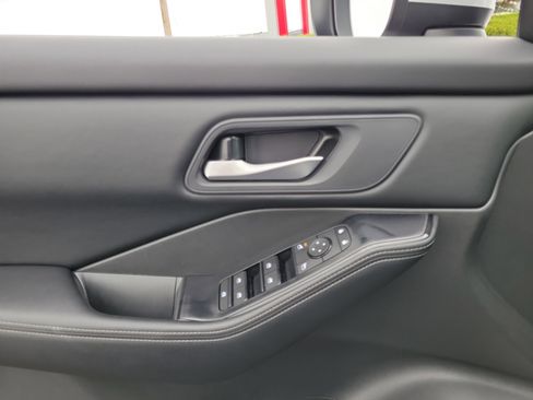 Used 2025 Nissan Rogue SV FWD image 17