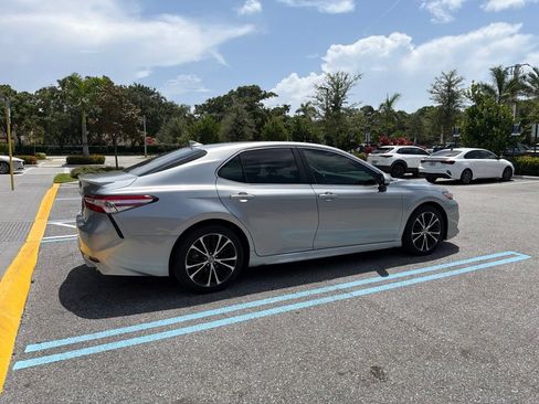 Used 2020 Toyota Camry SE FWD image 6