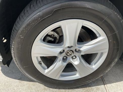 Used 2024 Toyota Highlander LE image 12