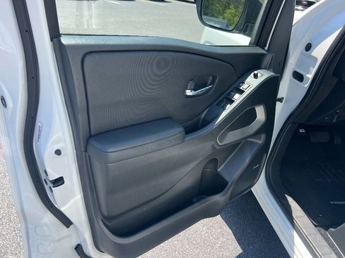 Used 2024 Nissan Frontier SL w/ Technology Package RWD image 17