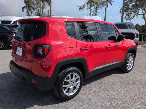Used 2023 Jeep Renegade Latitude AWD/4WD image 5