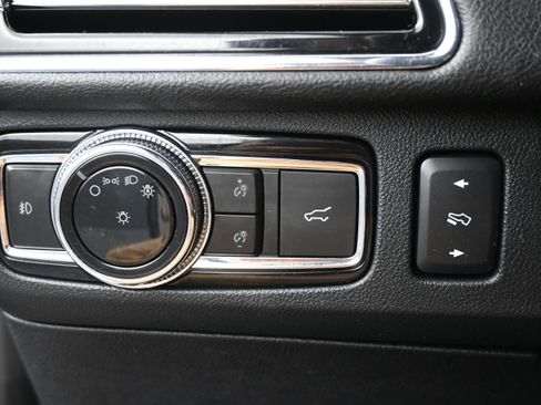 Used 2019 Lincoln Navigator Select w/ Technology Package AWD/4WD image 10