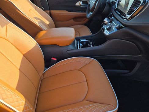 New 2026 Chrysler Pacifica Pinnacle image 5