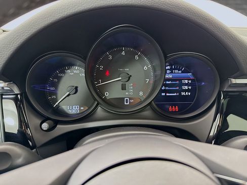 Certified 2025 Porsche Macan image 17