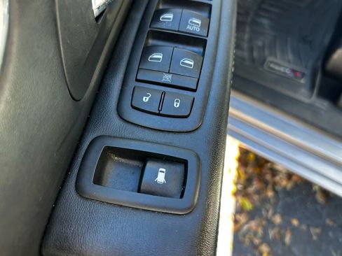 Used 2016 Chrysler Town & Country Touring image 24