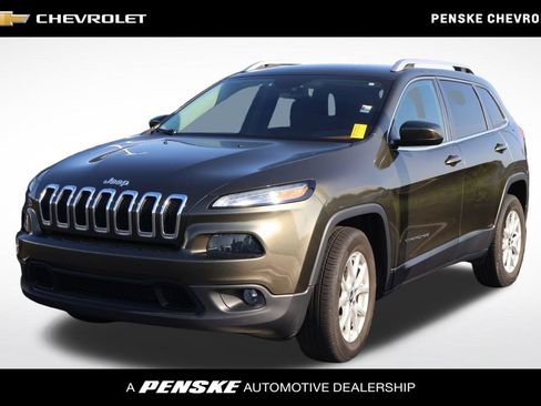Used 2016 Jeep Cherokee Latitude w/ Cold Weather Group AWD/4WD image 1