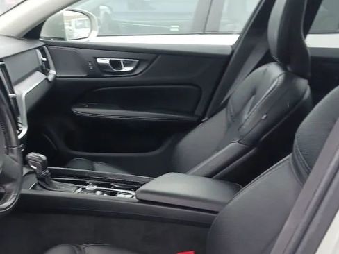 Used 2020 Volvo V60 T5 Cross Country image 5