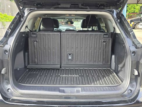Used 2024 Toyota Highlander XLE AWD/4WD image 14
