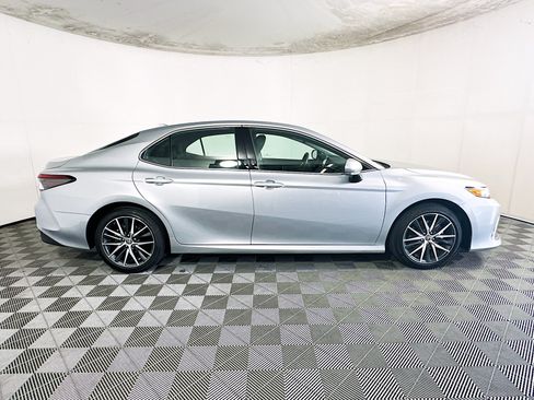 Used 2024 Toyota Camry XLE FWD image 2