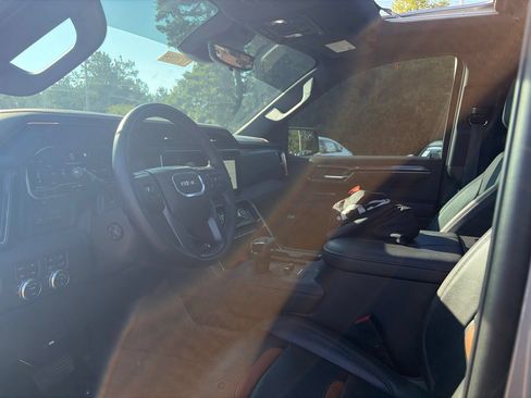 Used 2023 GMC Sierra 1500 AT4 w/ Technology Package AWD/4WD image 5