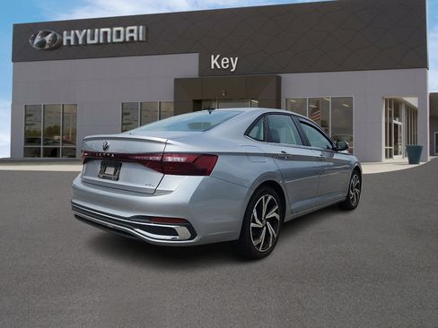 Used 2025 Volkswagen Jetta SEL FWD image 4