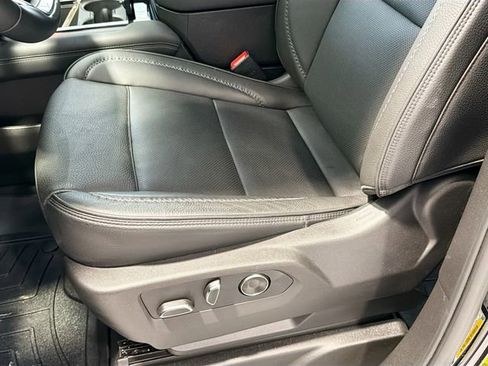 Used 2025 GMC Yukon XL Denali w/ Advanced Technology Package image 19