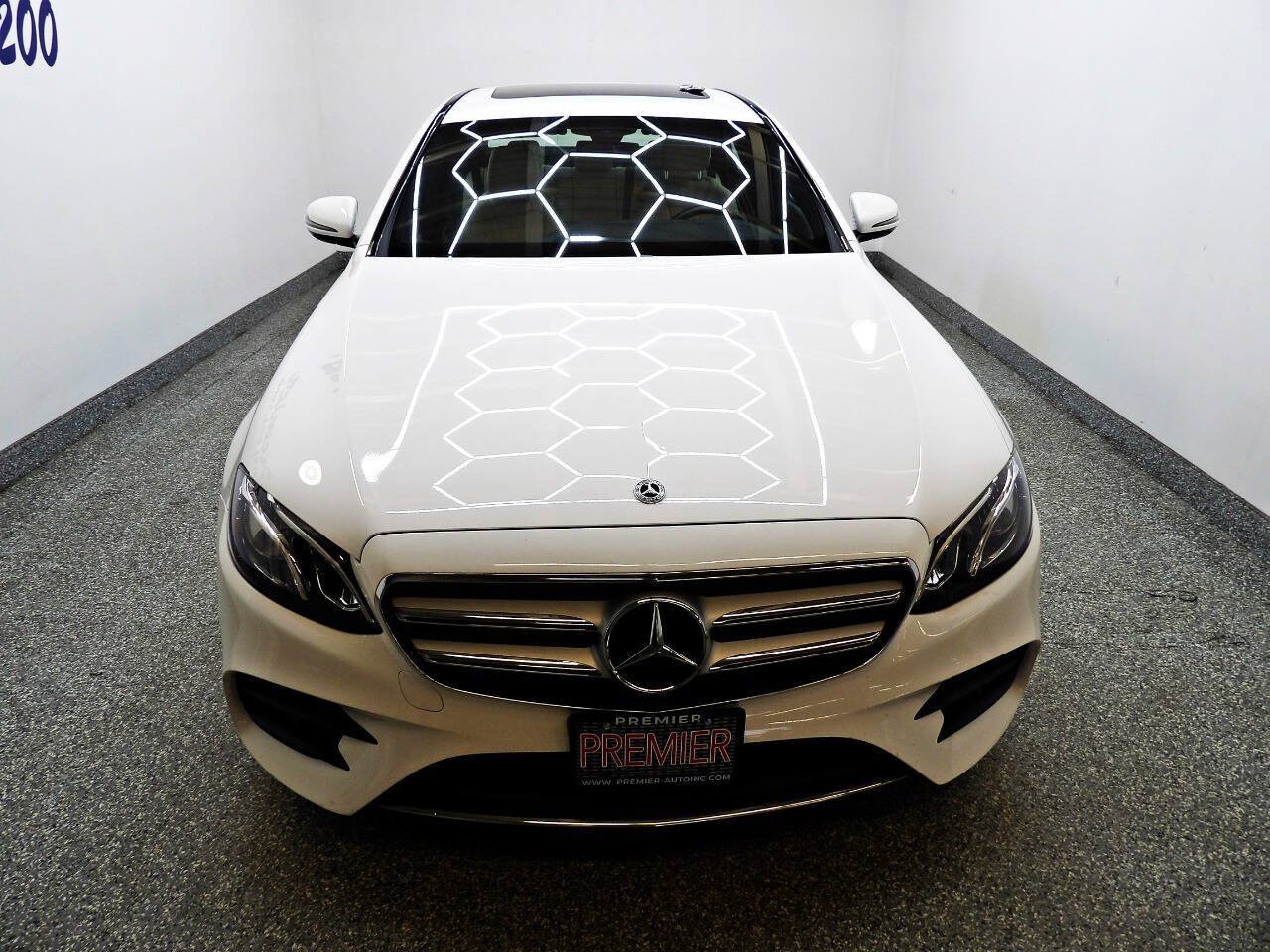 Used 2019 Mercedes-Benz E 300 4MATIC image 2