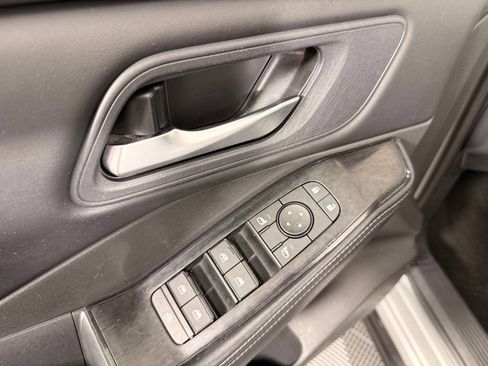 Used 2025 Nissan Rogue SV AWD/4WD image 19