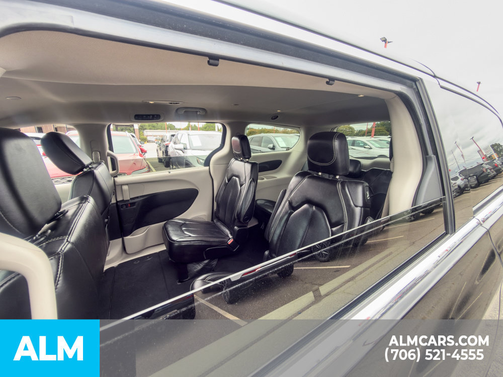 Used 2023 Chrysler Pacifica Touring-L FWD image 11