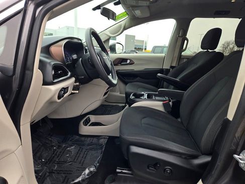 Used 2018 Chrysler Pacifica Touring Plus w/ Tire & Wheel Group image 22