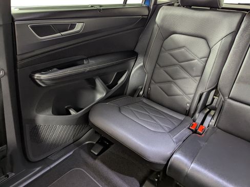 Used 2024 Volkswagen Atlas Cross Sport SE w/ Panoramic Sunroof Package FWD image 12