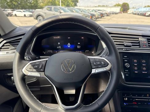 Used 2023 Volkswagen Tiguan SE w/ Panoramic Sunroof Package FWD image 18