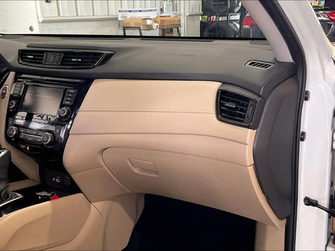 Used 2020 Nissan Rogue SV FWD image 23