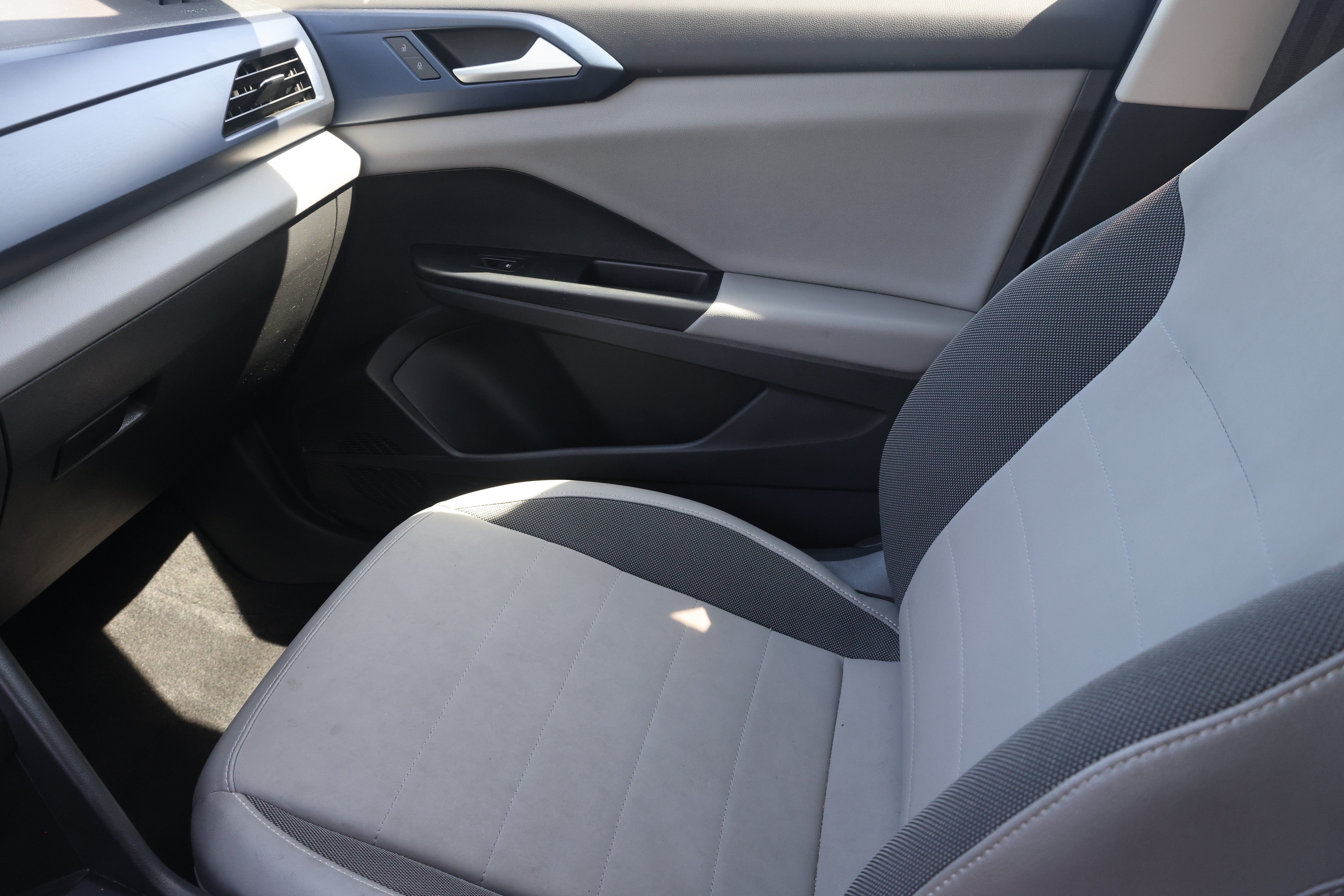 Used 2022 Volkswagen Taos SE w/ Panoramic Sunroof Package FWD image 11