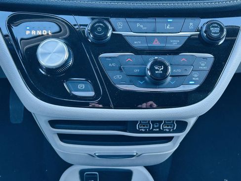 Used 2024 Chrysler Pacifica Touring-L image 22