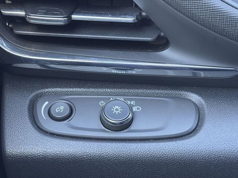 Used 2025 Buick Envista Preferred image 23