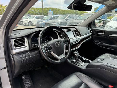 Used 2017 Toyota Highlander XLE AWD/4WD image 17