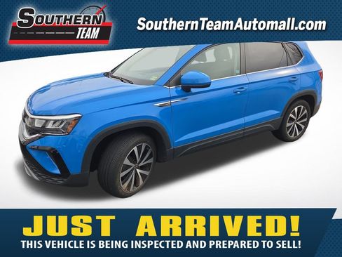 Certified 2022 Volkswagen Taos SE image 1