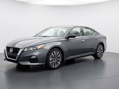 Used 2025 Nissan Altima 2.5 SV FWD image 3
