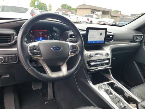 Used 2021 Ford Explorer XLT w/ Equipment Group 202A AWD/4WD image 16