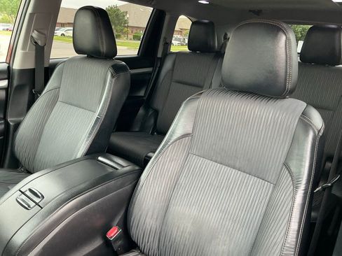 Used 2019 Toyota Highlander Plus w/ Carpet Mat Package (TMS) FWD image 37