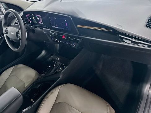 Used 2025 Kia Niro EX FWD image 29