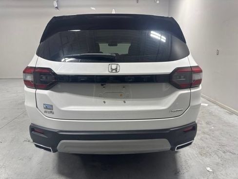 Used 2025 Honda Pilot Touring image 7