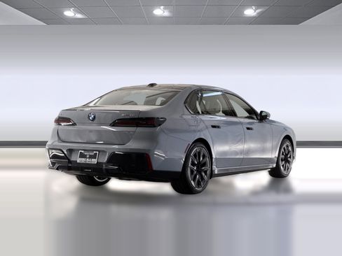 Used 2026 BMW i7 xDrive60 w/ Executive Package RWD image 8
