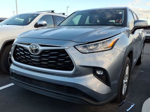 Used 2020 Toyota Highlander LE FWD image 2
