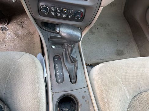 Used 2005 Pontiac Bonneville SE image 16