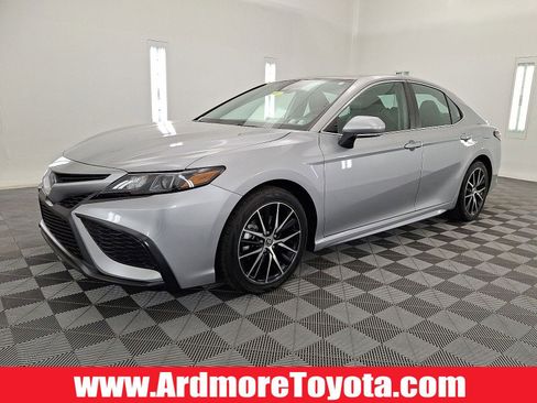 Certified 2024 Toyota Camry SE image 1