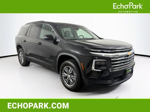 Used 2025 Chevrolet Traverse LT FWD image 1